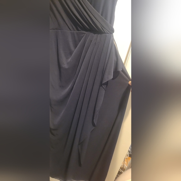 Elegant NAVY Evening Gown With Crystals On Shoulder. Size 16 Flattering - Picture 6 of 7